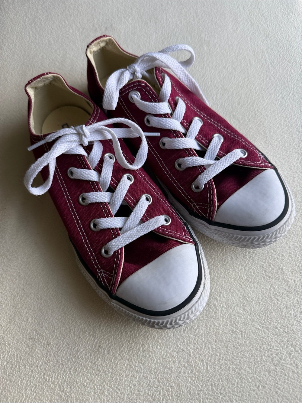 Kids Converse Low-Top Canvas Sneakers in Burgundy - Classic Lace-Up chucks Sz 2